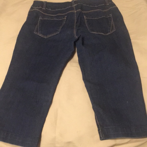 Woman size 6 Capri pants - Picture 2 of 2